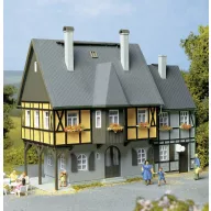 Auhagen 12343 H0, TT Lakóépület Bahnhofstr. 1