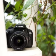   Canon EOS 4000D Kit 18-55mm III Digitális tükörreflexes fényképezőgép EF-S 18-55 mm IS II 18 Megapixel Fekete Optikai kereső, beépített villanófénnyel, WiFi,