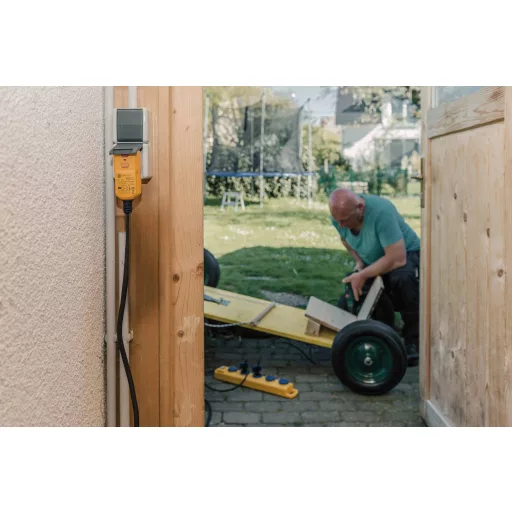 Brennenstuhl 1159900805 Elosztó kapcsolóval 5 részes Sárga Védőérintkezős 1 db