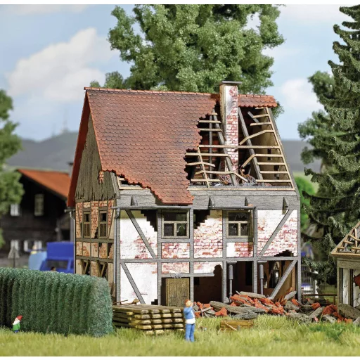 Busch 1667 H0 Elhagyott favázas ház