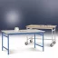 Manuflex BB3037.5007 Helyhez kötött BASIS oldalsó asztal műanyag asztallaplal ragyogó kék RAL 5007, szélesség x magasság: 1250 x 600 x 780 mm Briliáns kék (RAL