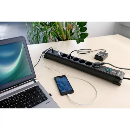 Brennenstuhl 1951160607 Elosztó kapcsolóval 6 részes Fekete Védőérintkezős 1 db