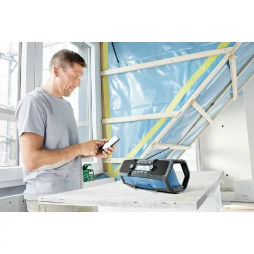Bosch Professional GPB 18V-2 SC DAB+ Építkezési rádió DAB+, URH Bluetooth®, AUX Fröccsenő víz ellen védett