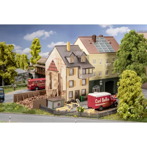 Faller 130692 H0 Régi városi ház fa kerítéssel