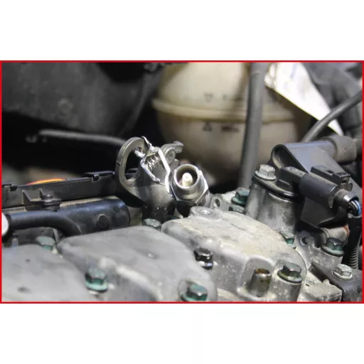 KS Tools 550.1507 tesztelje a gyújtógyertyát