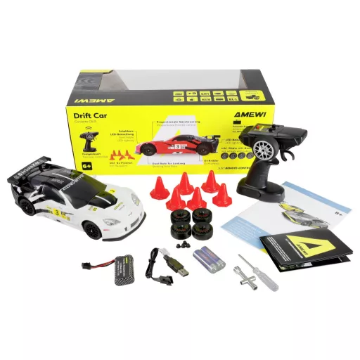 Amewi 1:18 RC modellautó Elektro Drift Corvette C6.R Drift Car Fehér Brushed 4WD RtF 2,4 GHz Akkuval és töltőkábellel, Takarékos készlet