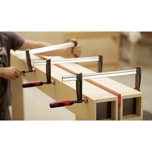 Csavaros szorító, 140 X 300 MM, présöntött